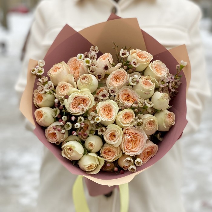 9 кустовых кремовых роз Павлова с шамелациумом